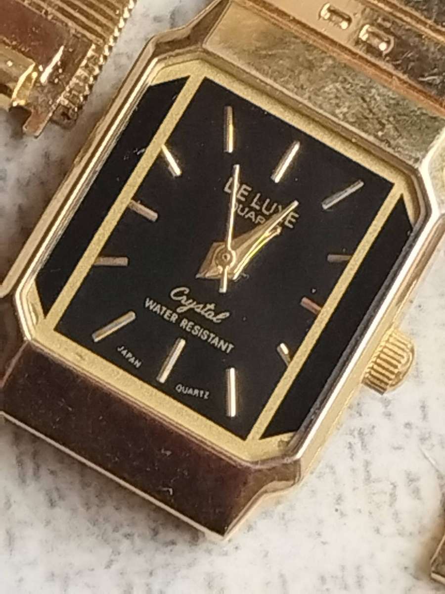 LADIES GOLD WATCH SET IN EXCELLENT WORKING CONDITION - JUST NEEDS PINS TO FIT STRAPS