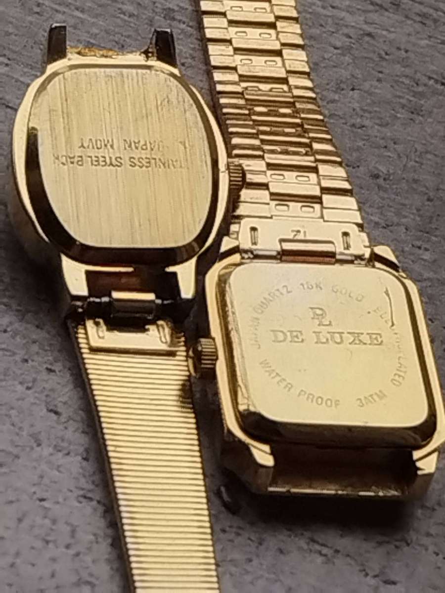 LADIES GOLD WATCH SET IN EXCELLENT WORKING CONDITION - JUST NEEDS PINS TO FIT STRAPS