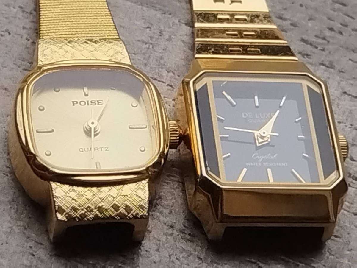 LADIES GOLD WATCH SET IN EXCELLENT WORKING CONDITION - JUST NEEDS PINS TO FIT STRAPS