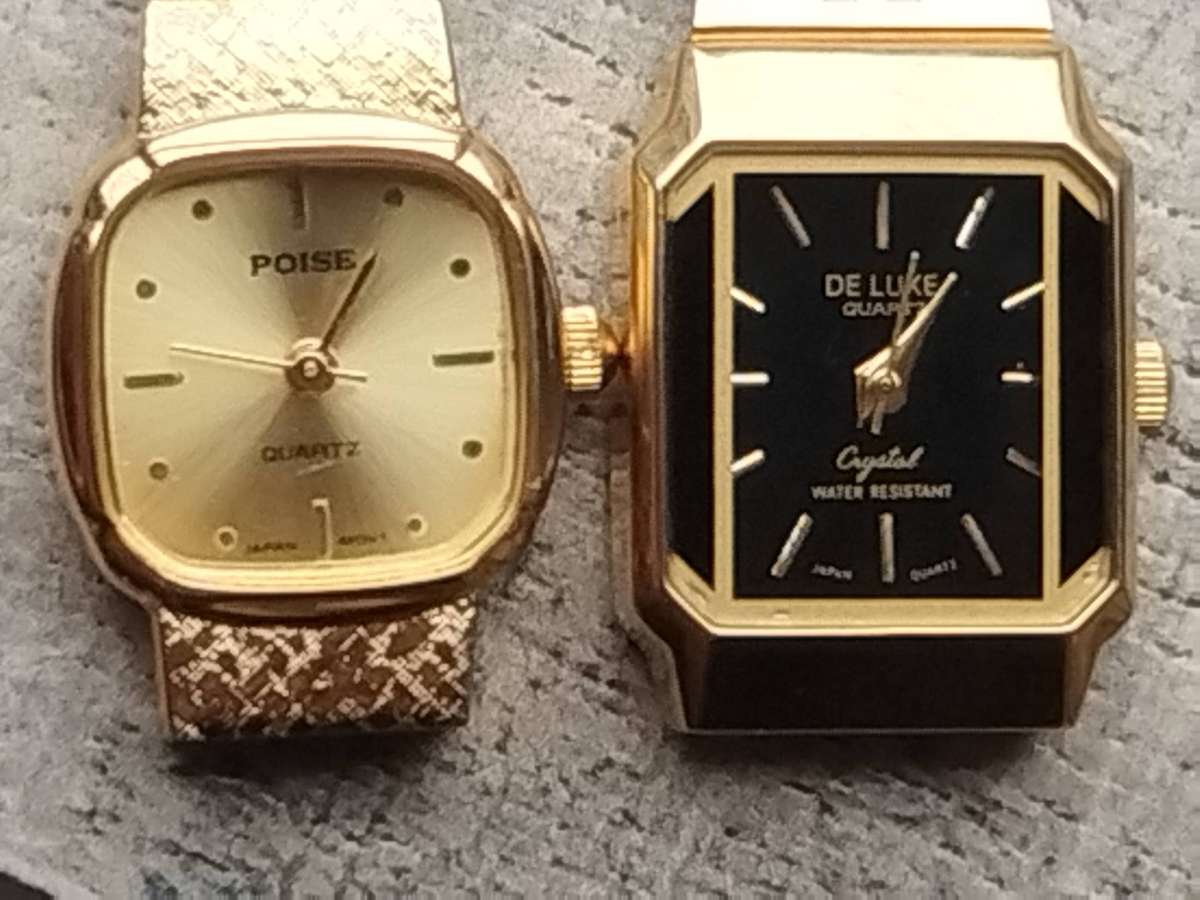 LADIES GOLD WATCH SET IN EXCELLENT WORKING CONDITION - JUST NEEDS PINS TO FIT STRAPS