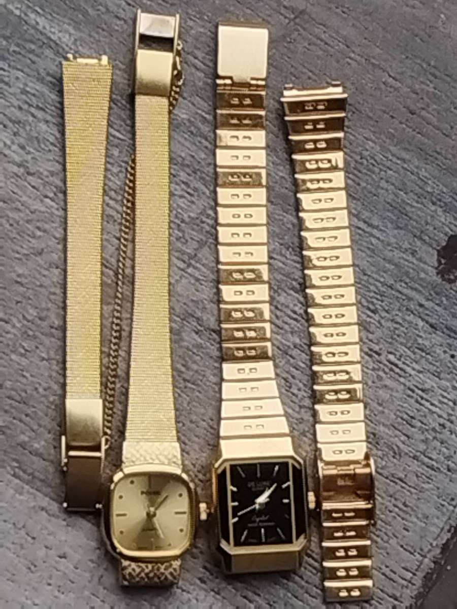 LADIES GOLD WATCH SET IN EXCELLENT WORKING CONDITION - JUST NEEDS PINS TO FIT STRAPS