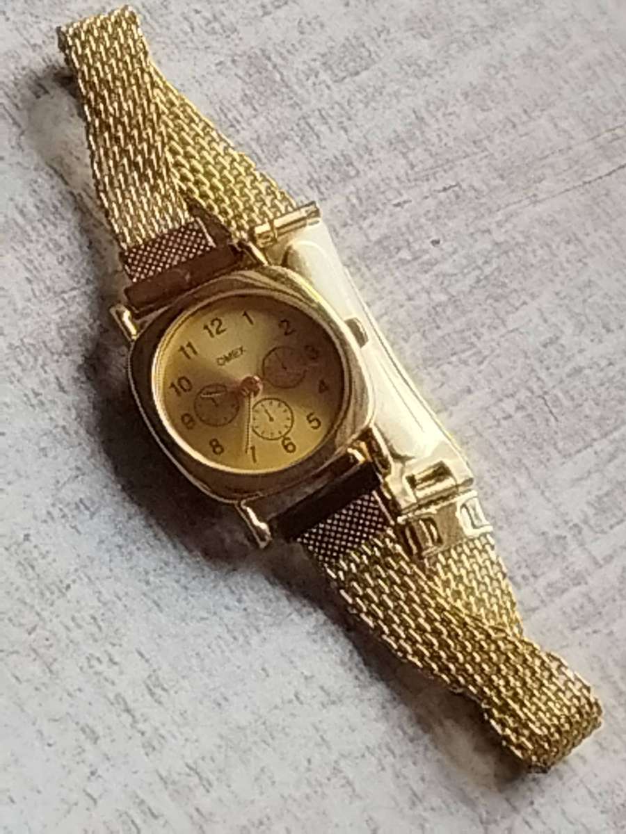 LADIES OMEZ GOLD WATCH WITH STUNNING GOLD MESH STRAP IN EXCELLENT WORKING CONDITION
