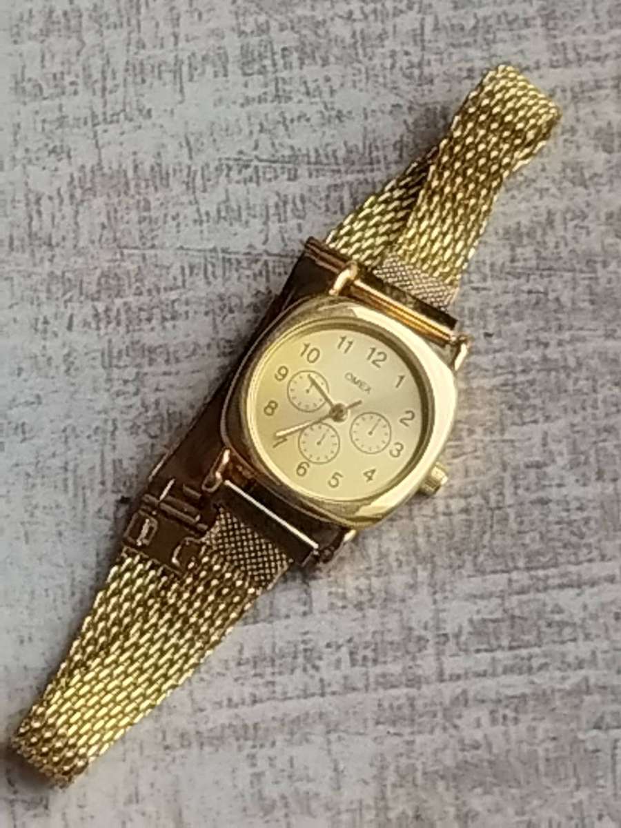 LADIES OMEZ GOLD WATCH WITH STUNNING GOLD MESH STRAP IN EXCELLENT WORKING CONDITION