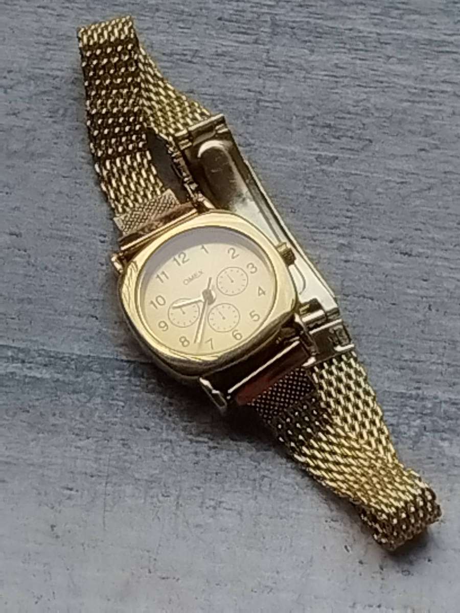 LADIES OMEZ GOLD WATCH WITH STUNNING GOLD MESH STRAP IN EXCELLENT WORKING CONDITION