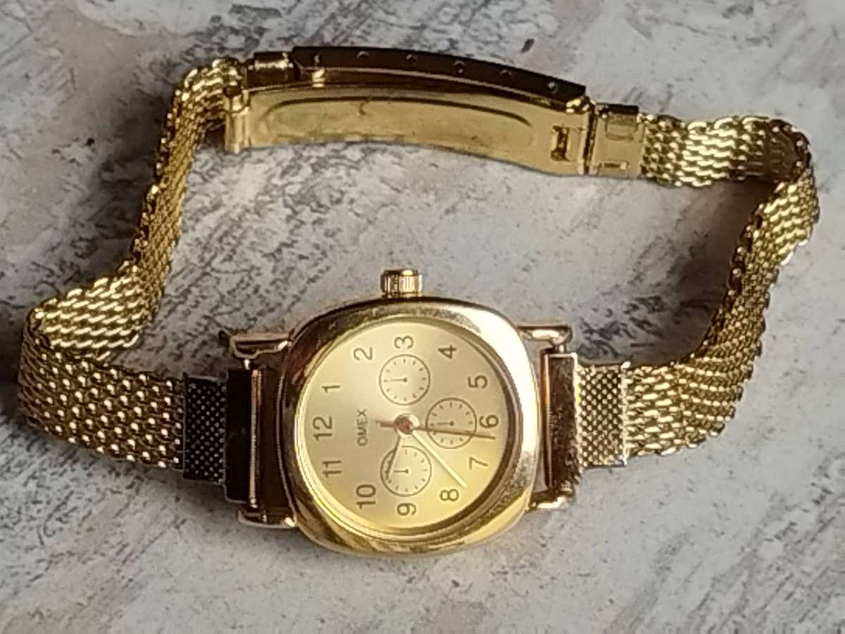 LADIES OMEZ GOLD WATCH WITH STUNNING GOLD MESH STRAP IN EXCELLENT WORKING CONDITION