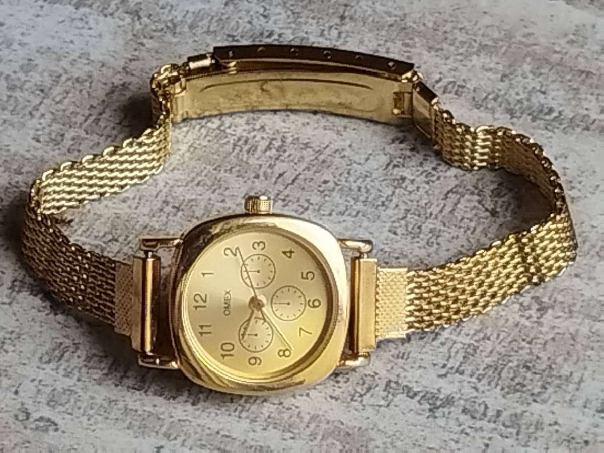 LADIES OMEZ GOLD WATCH WITH STUNNING GOLD MESH STRAP IN EXCELLENT WORKING CONDITION