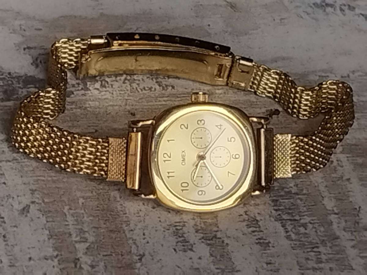 LADIES OMEZ GOLD WATCH WITH STUNNING GOLD MESH STRAP IN EXCELLENT WORKING CONDITION