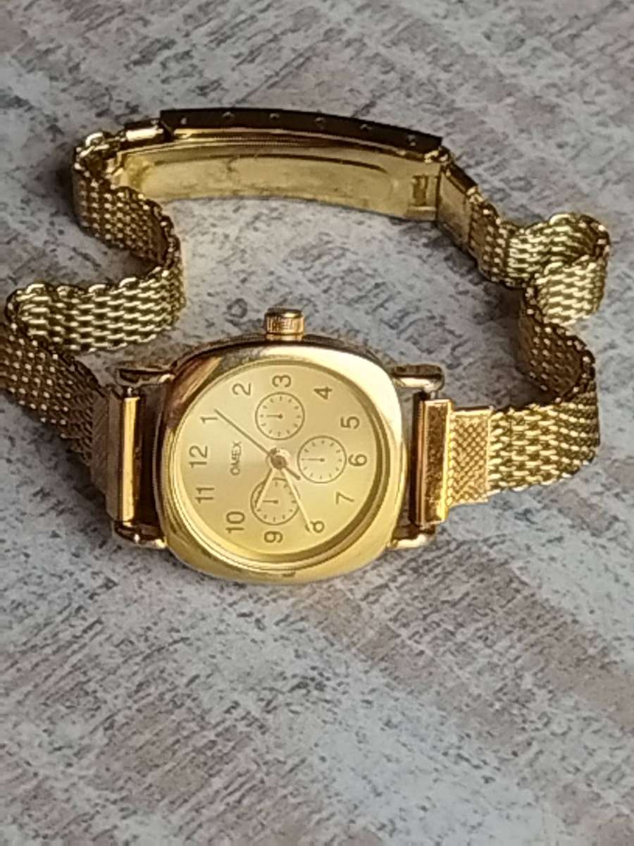 LADIES OMEZ GOLD WATCH WITH STUNNING GOLD MESH STRAP IN EXCELLENT WORKING CONDITION
