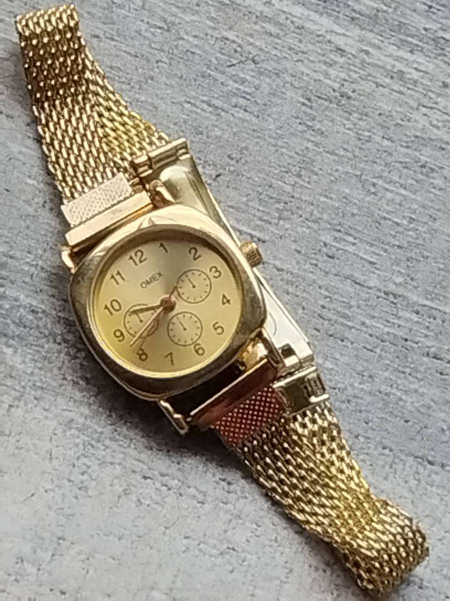 LADIES OMEZ GOLD WATCH WITH STUNNING GOLD MESH STRAP IN EXCELLENT WORKING CONDITION