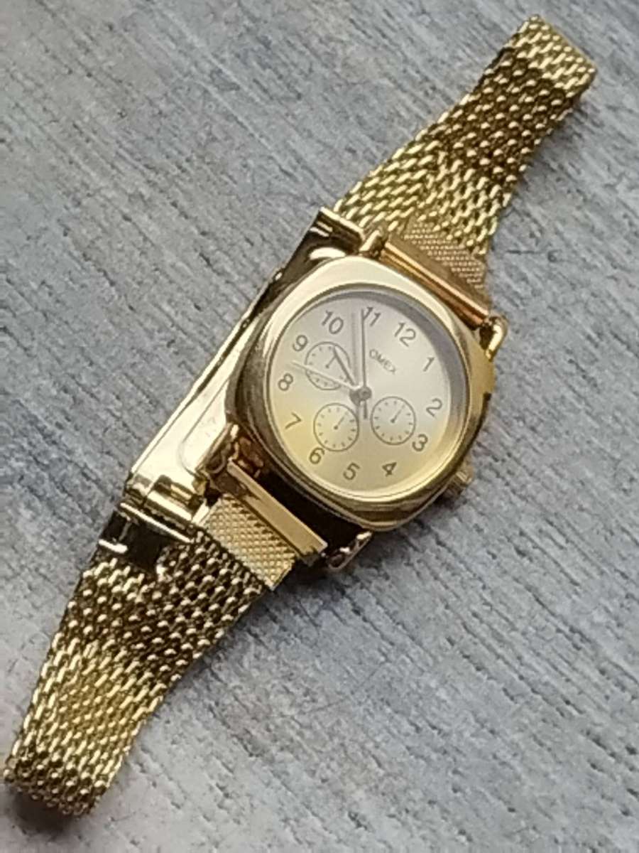 LADIES OMEZ GOLD WATCH WITH STUNNING GOLD MESH STRAP IN EXCELLENT WORKING CONDITION