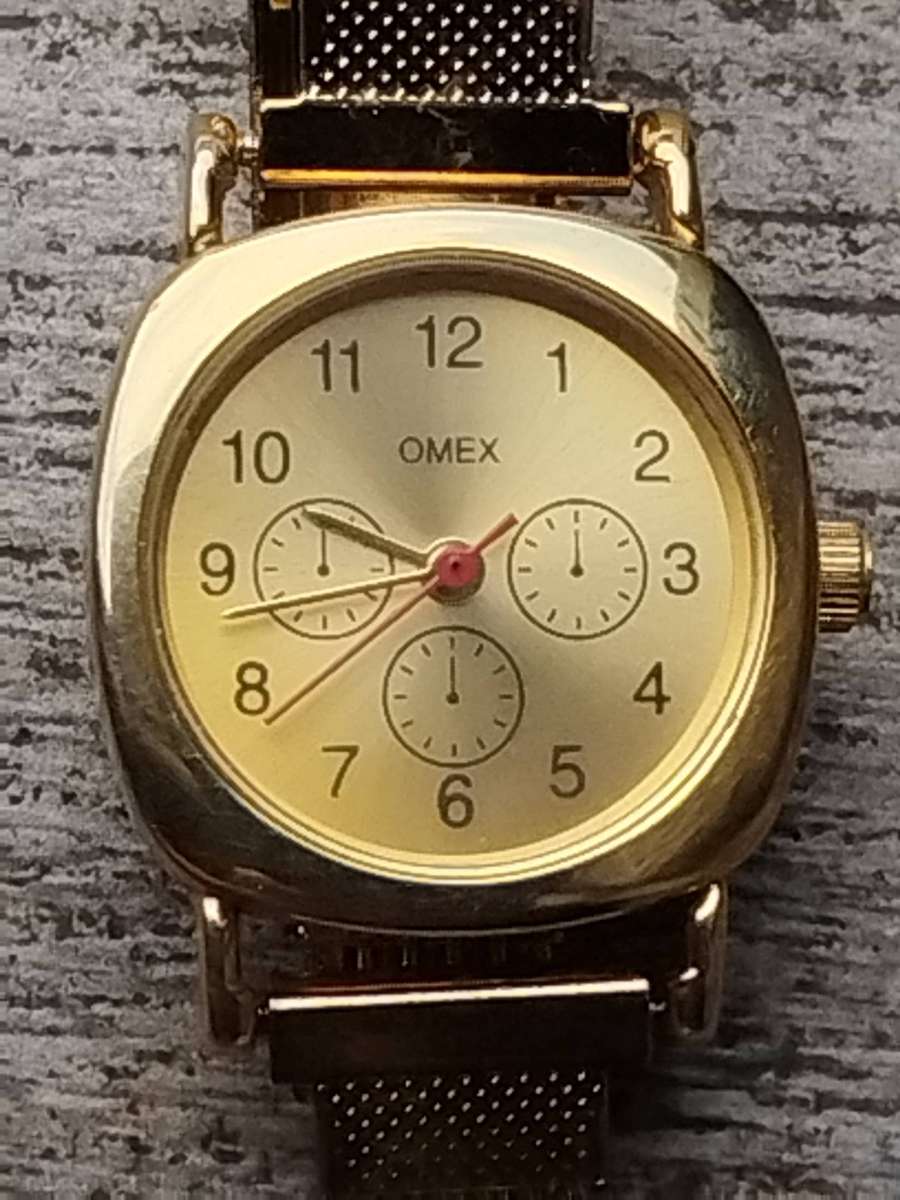 LADIES OMEZ GOLD WATCH WITH STUNNING GOLD MESH STRAP IN EXCELLENT WORKING CONDITION