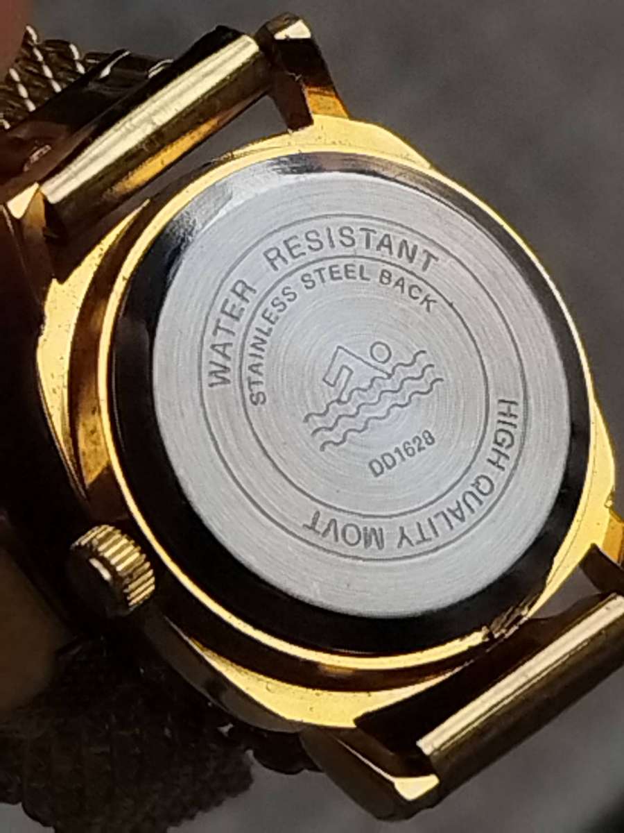 LADIES OMEZ GOLD WATCH WITH STUNNING GOLD MESH STRAP IN EXCELLENT WORKING CONDITION