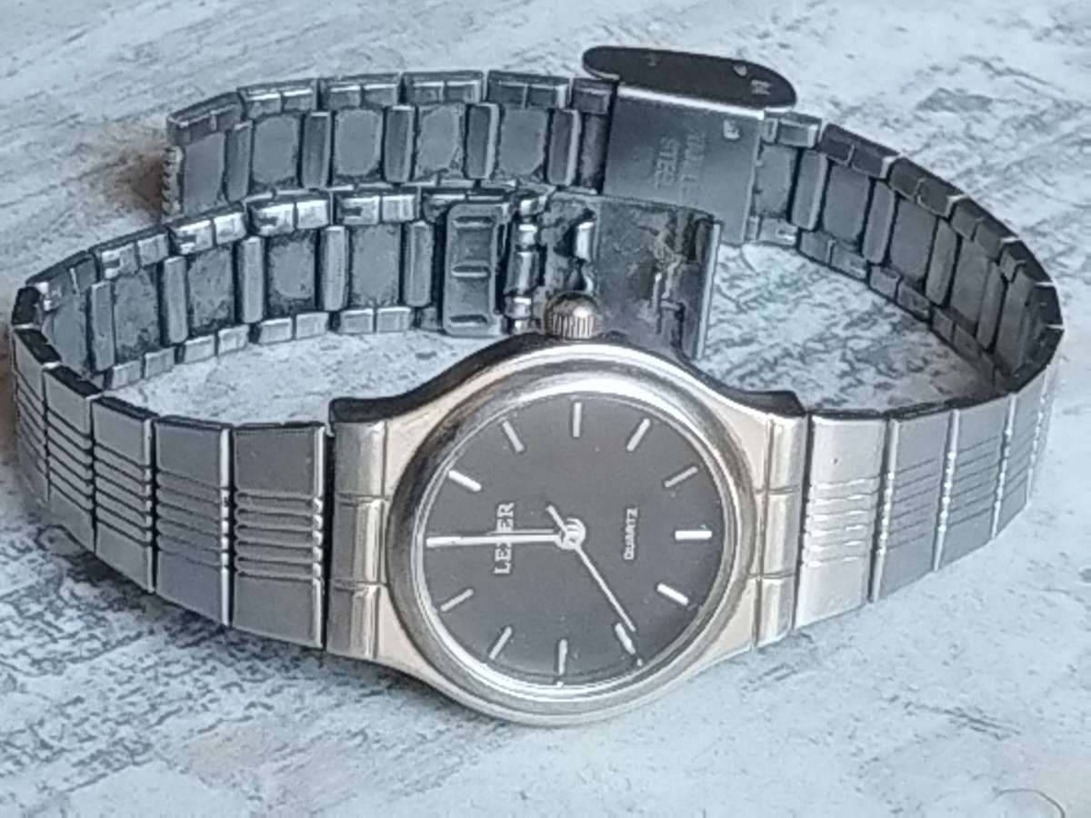 LADIES LEXER STAINLESS STEEL WATCH IN EXCELLENT WORKING CONDITION