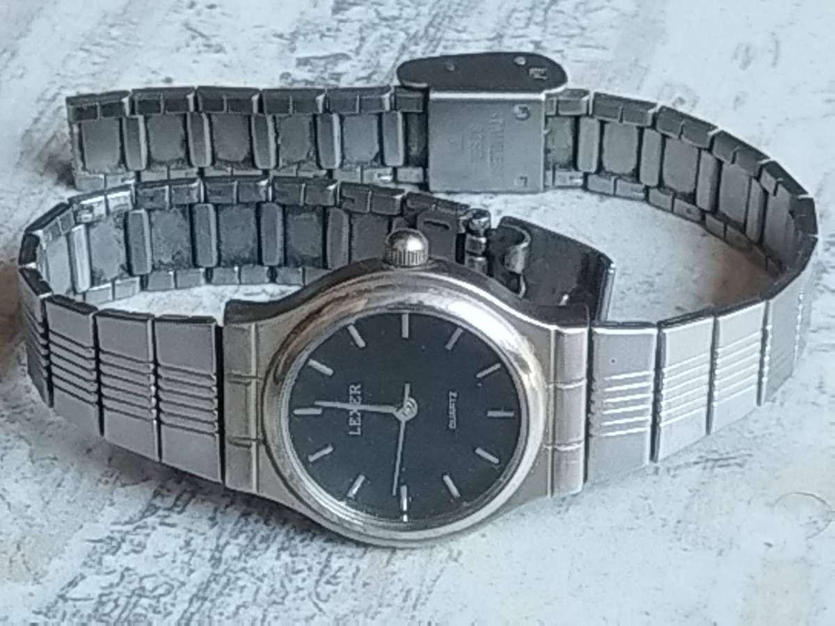 LADIES LEXER STAINLESS STEEL WATCH IN EXCELLENT WORKING CONDITION