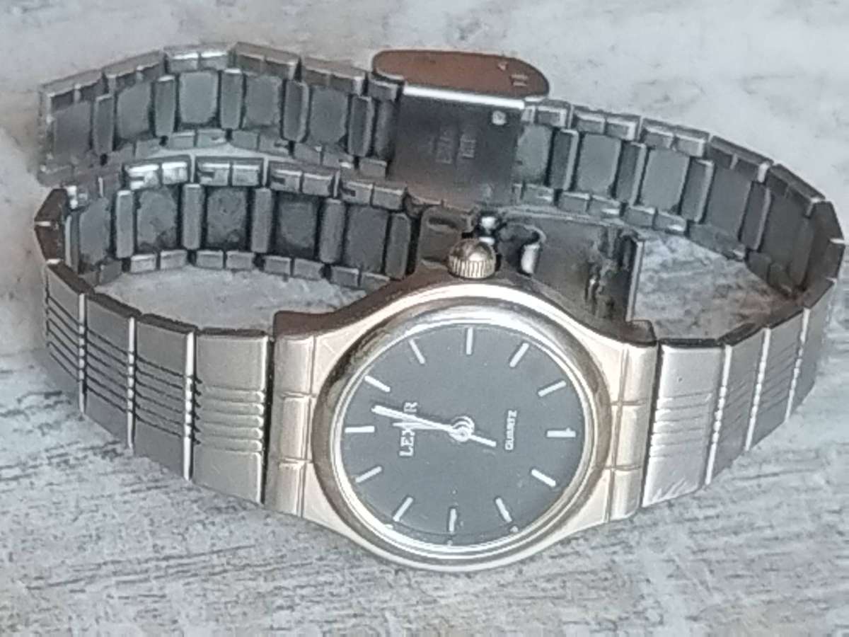 LADIES LEXER STAINLESS STEEL WATCH IN EXCELLENT WORKING CONDITION