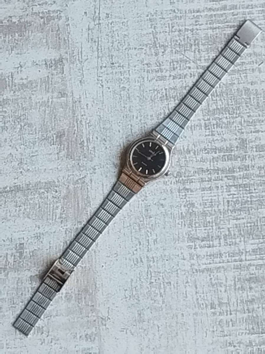 LADIES LEXER STAINLESS STEEL WATCH IN EXCELLENT WORKING CONDITION
