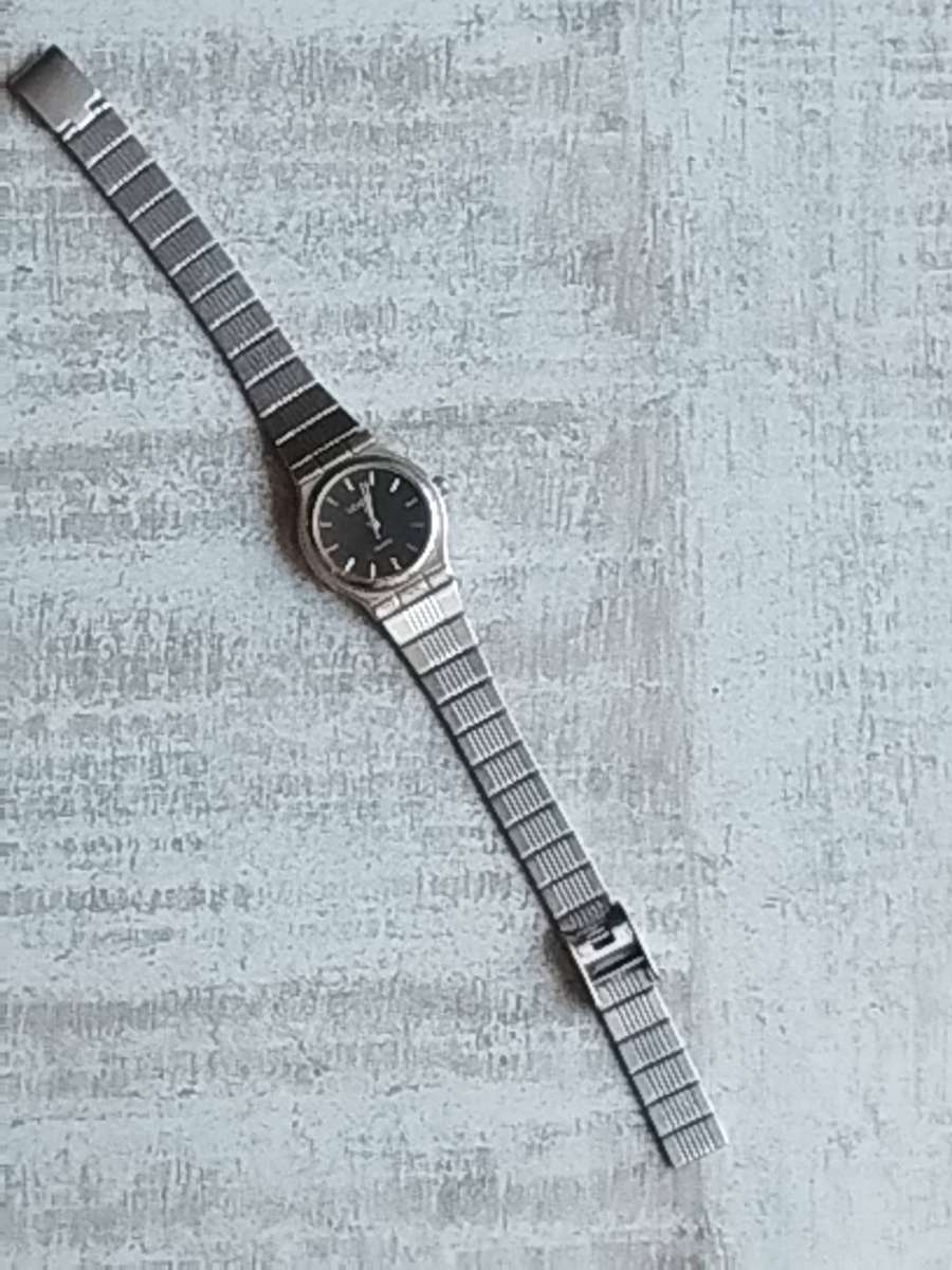 LADIES LEXER STAINLESS STEEL WATCH IN EXCELLENT WORKING CONDITION