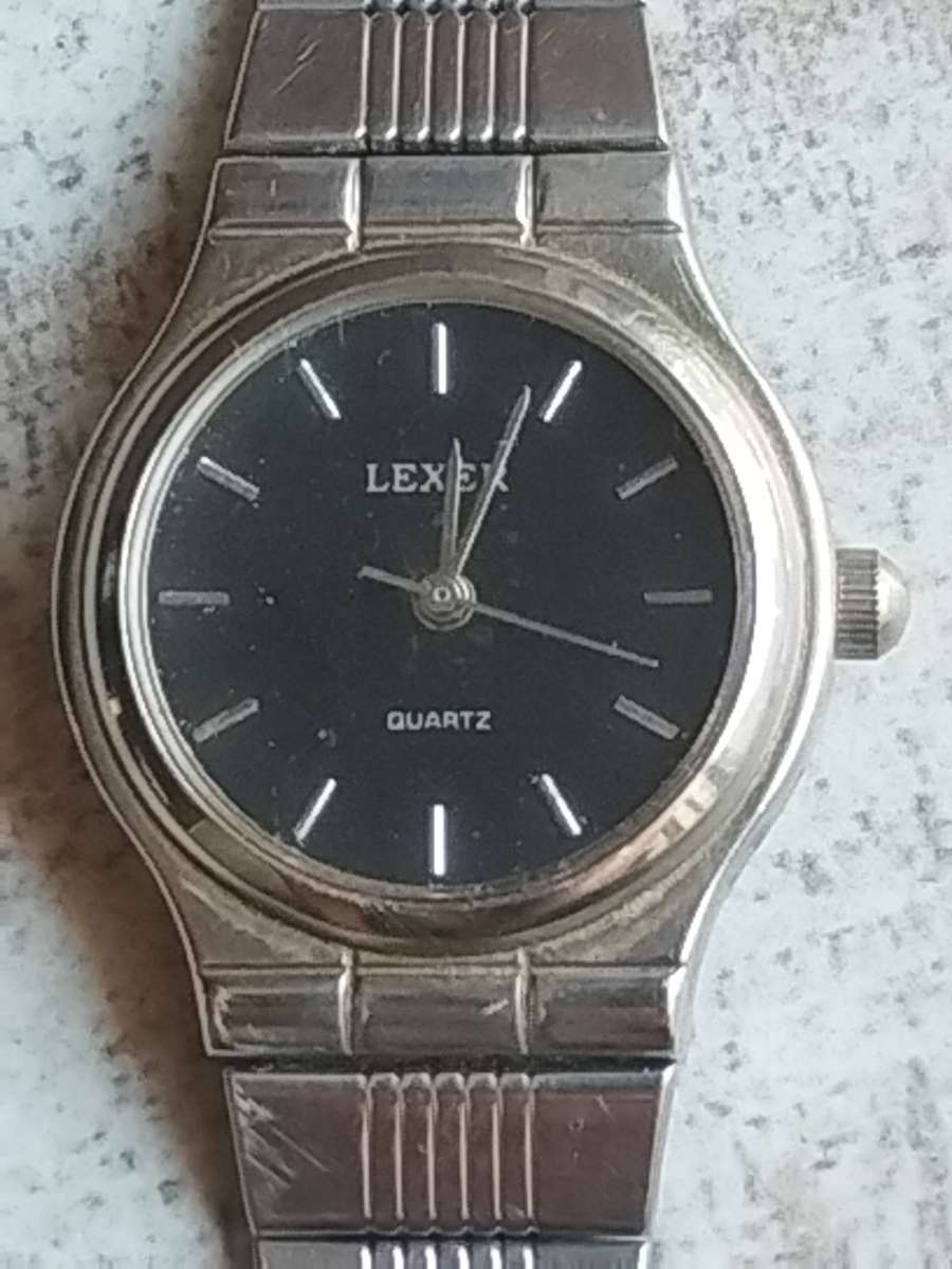 LADIES LEXER STAINLESS STEEL WATCH IN EXCELLENT WORKING CONDITION