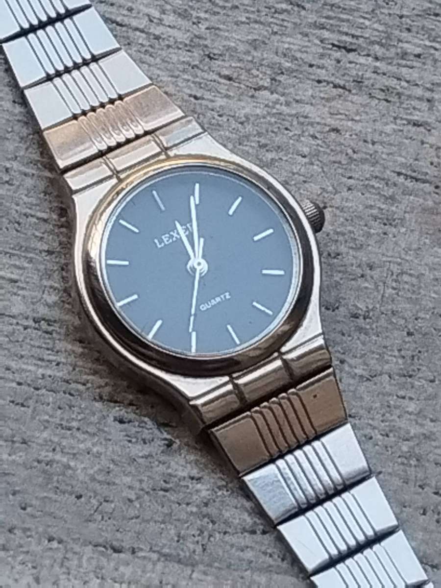 LADIES LEXER STAINLESS STEEL WATCH IN EXCELLENT WORKING CONDITION