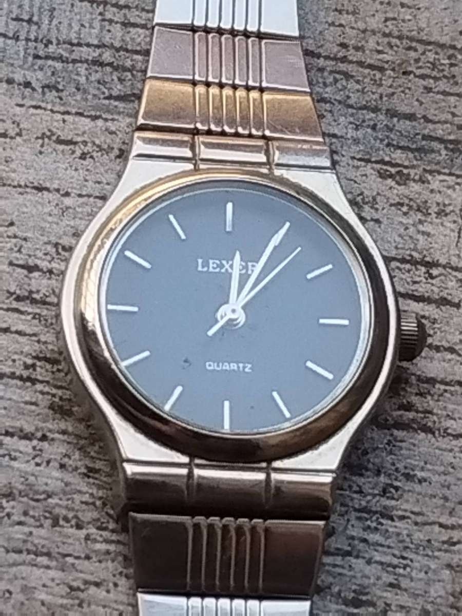 LADIES LEXER STAINLESS STEEL WATCH IN EXCELLENT WORKING CONDITION