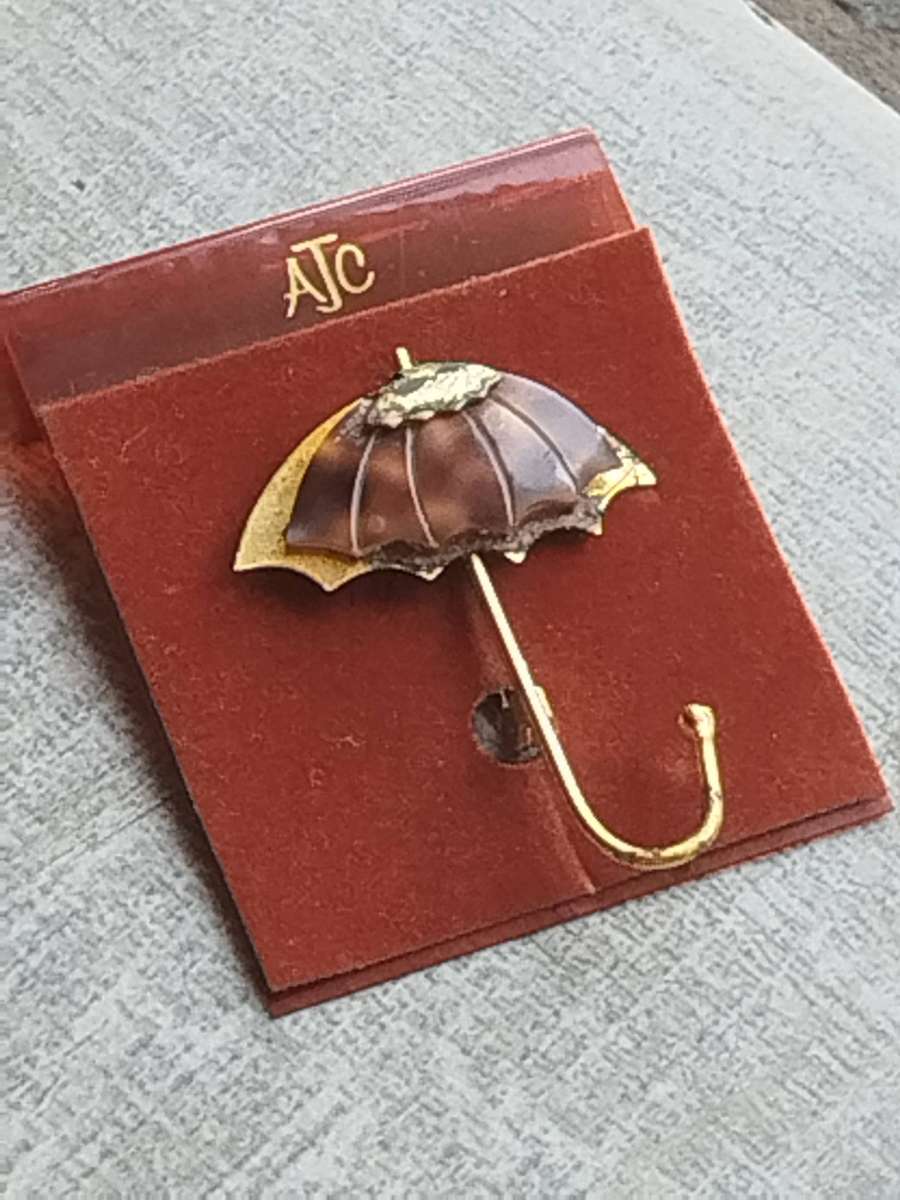 STUNNING LADIES VINTAGE UMBRELLA GOLD PLATED BROOCH