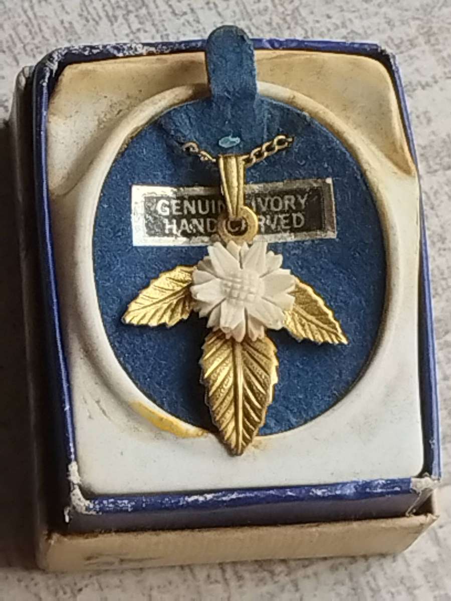 LADIES GOLD PLATED CHAIN WITH GOLD PLATED LEAF AND GENUINE IVORY FLOWER ON LEAF PENDANT