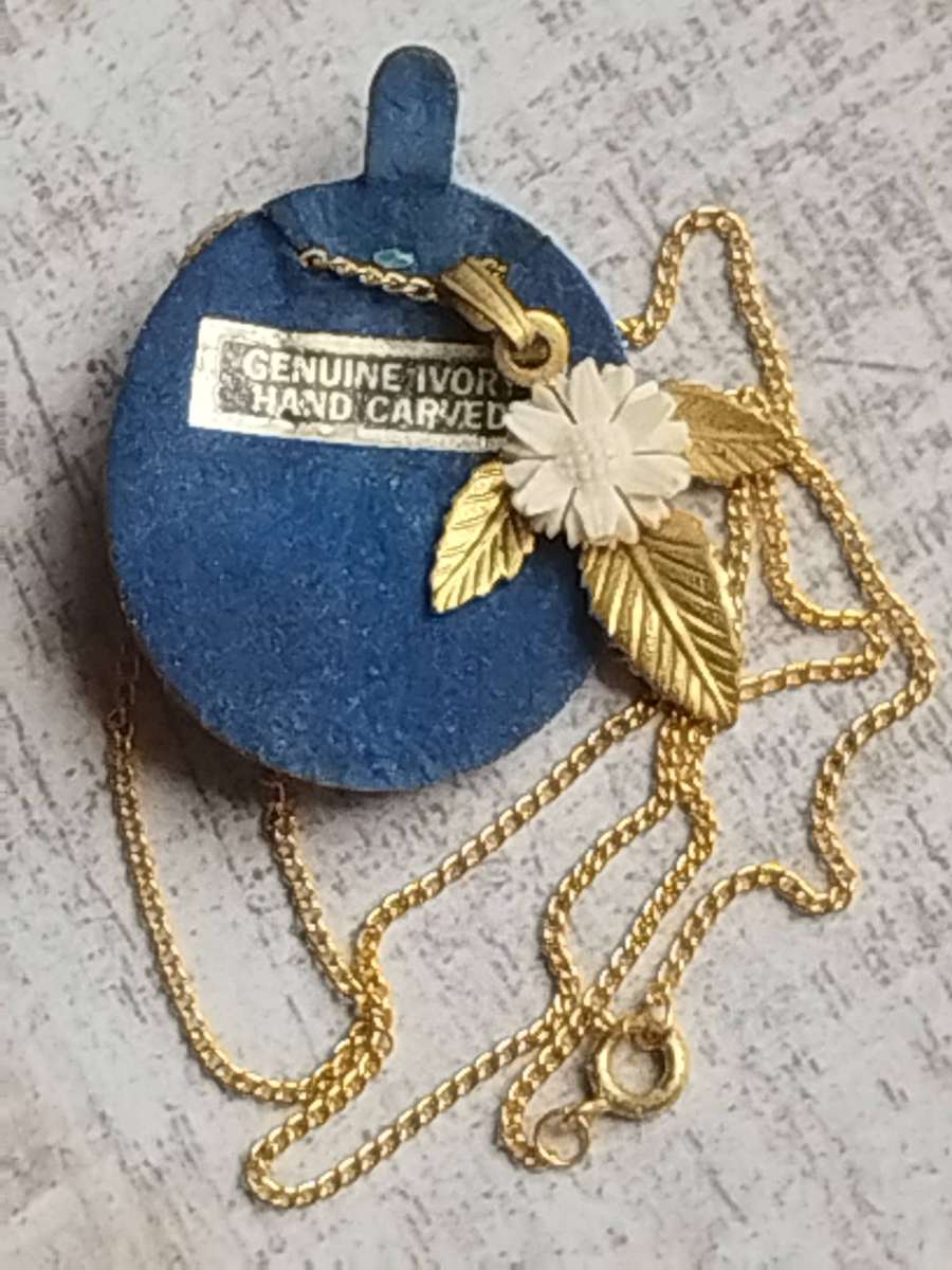 LADIES GOLD PLATED CHAIN WITH GOLD PLATED LEAF AND GENUINE IVORY FLOWER ON LEAF PENDANT