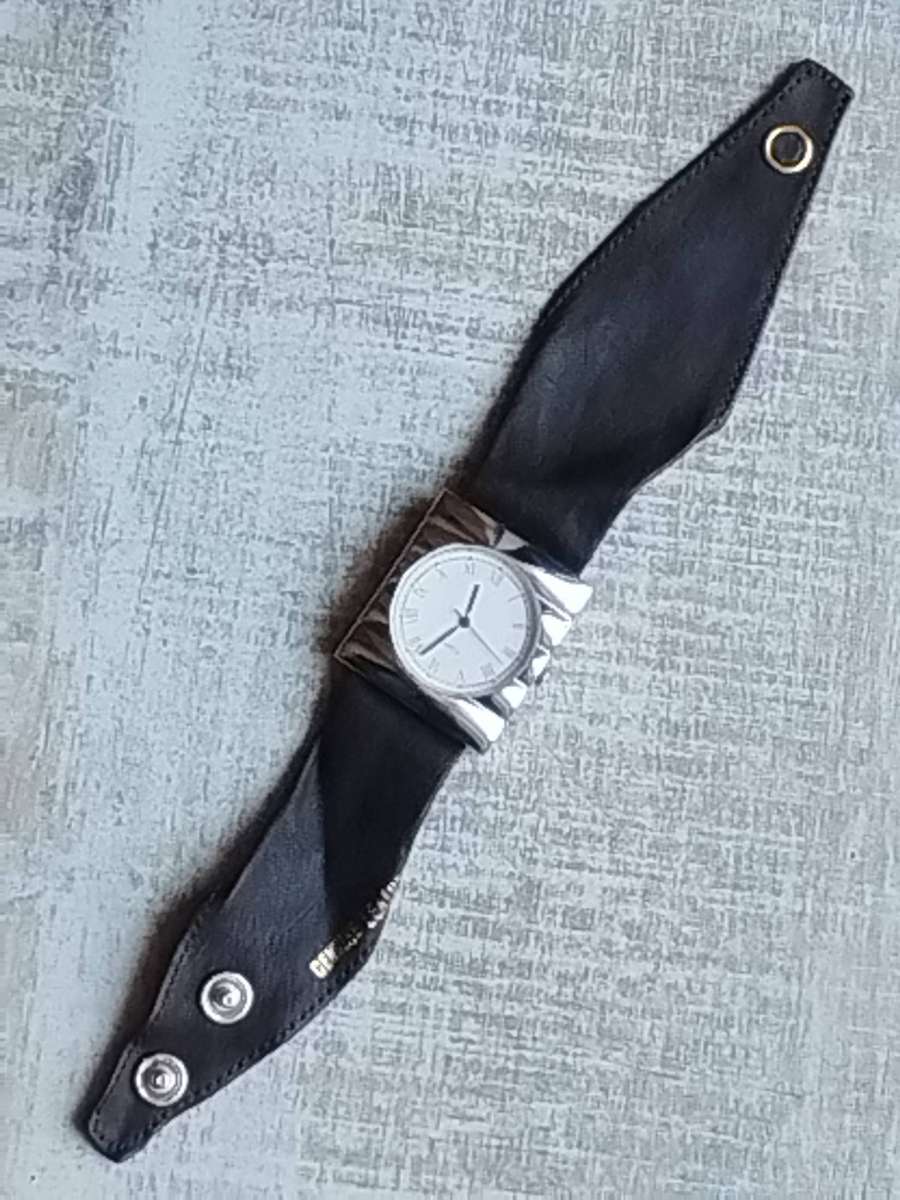 LADIES STUNNING SILVER CHROME WATCH IN EXCELLENT WORKING CONDITION