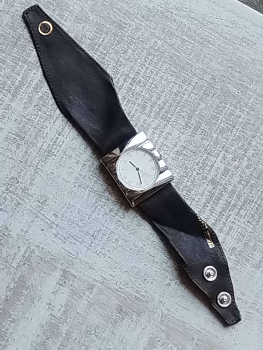 LADIES STUNNING SILVER CHROME WATCH IN EXCELLENT WORKING CONDITION