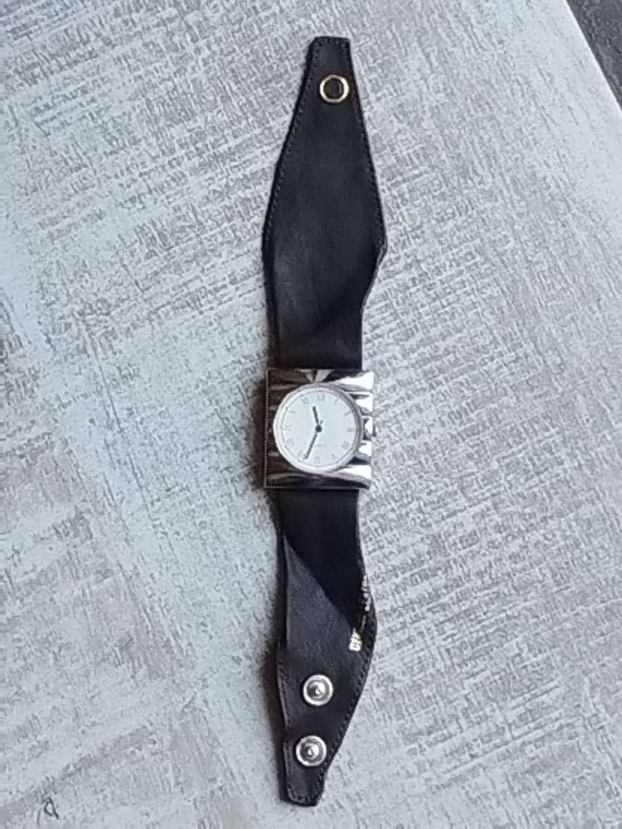 LADIES STUNNING SILVER CHROME WATCH IN EXCELLENT WORKING CONDITION