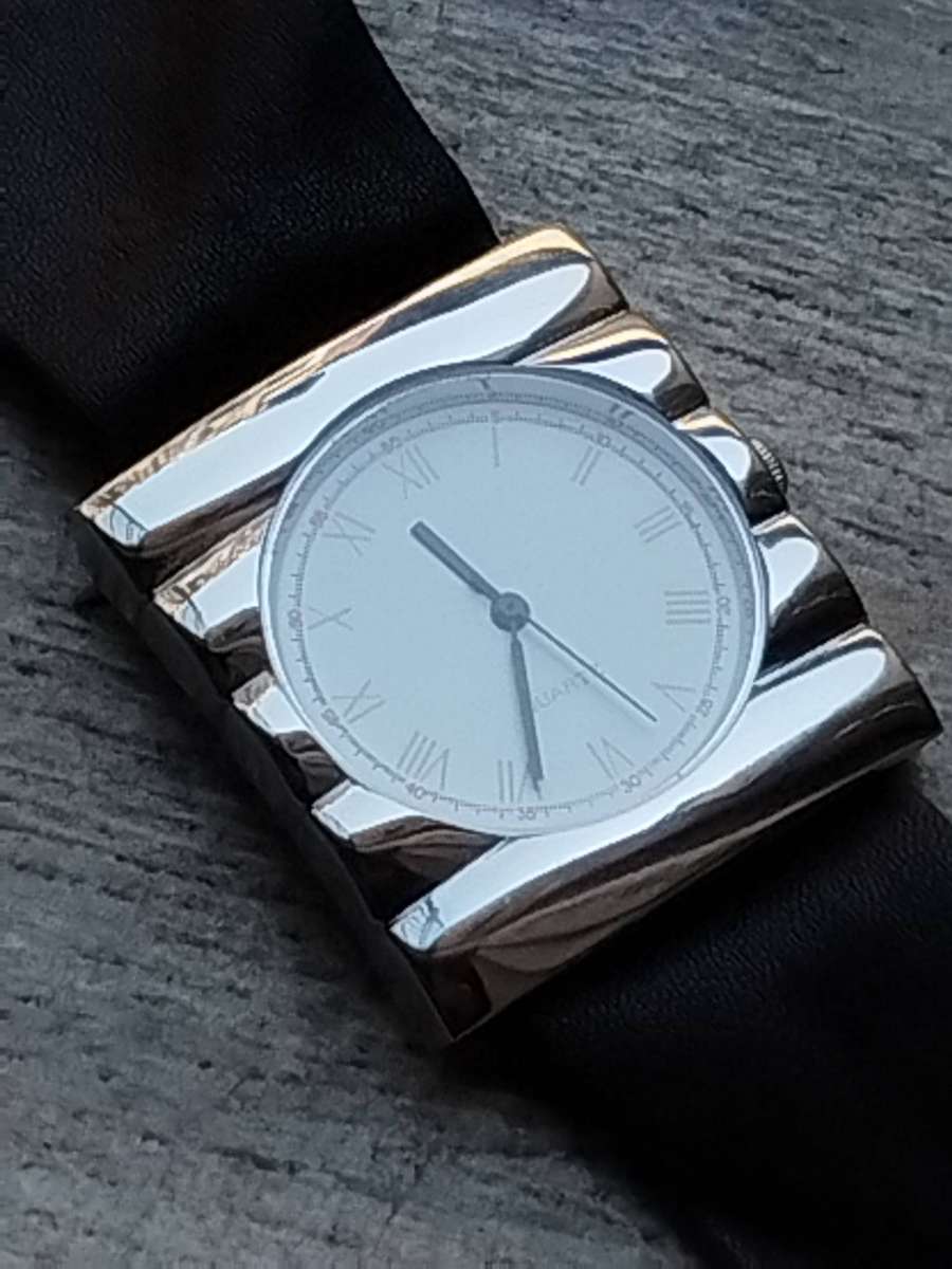 LADIES STUNNING SILVER CHROME WATCH IN EXCELLENT WORKING CONDITION