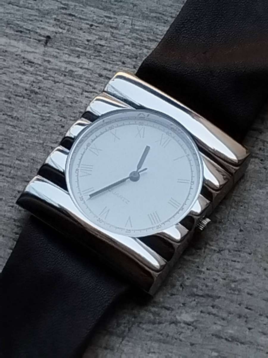 LADIES STUNNING SILVER CHROME WATCH IN EXCELLENT WORKING CONDITION