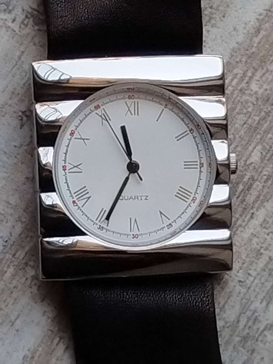 LADIES STUNNING SILVER CHROME WATCH IN EXCELLENT WORKING CONDITION