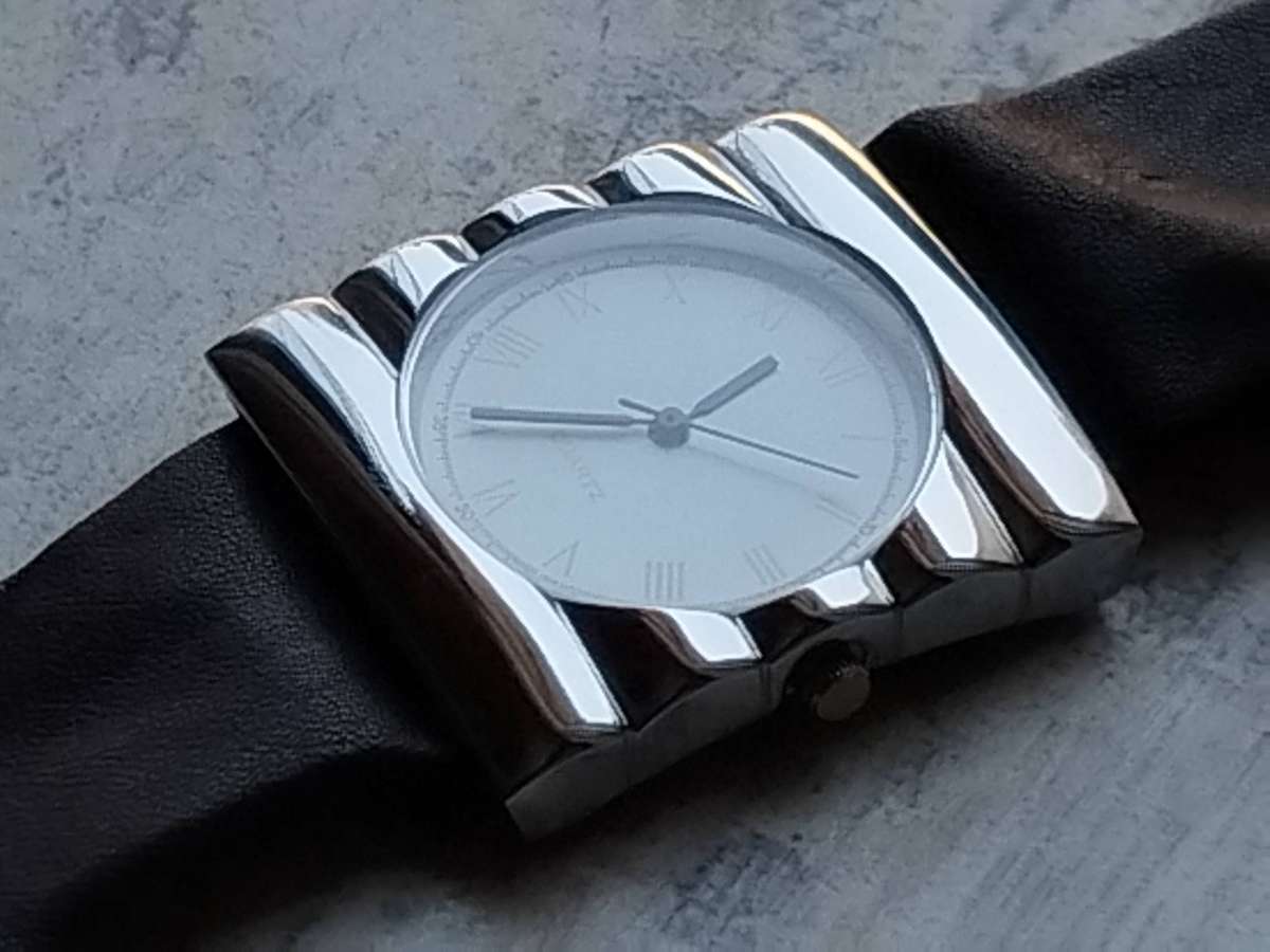 LADIES STUNNING SILVER CHROME WATCH IN EXCELLENT WORKING CONDITION