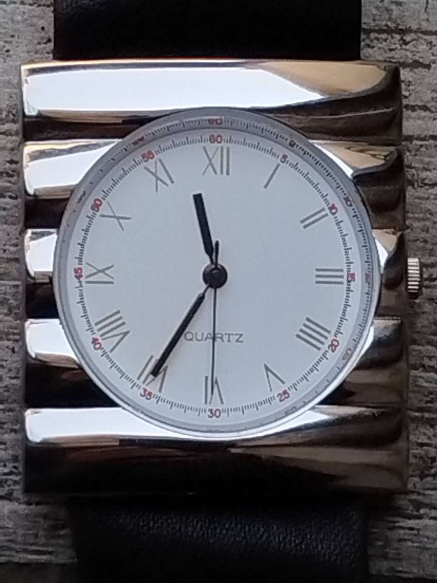 LADIES STUNNING SILVER CHROME WATCH IN EXCELLENT WORKING CONDITION