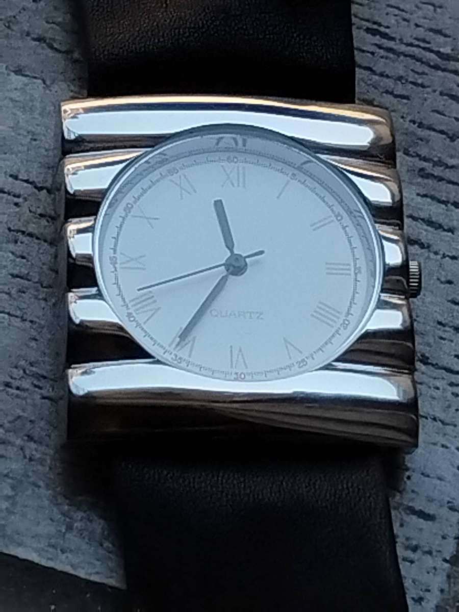 LADIES STUNNING SILVER CHROME WATCH IN EXCELLENT WORKING CONDITION