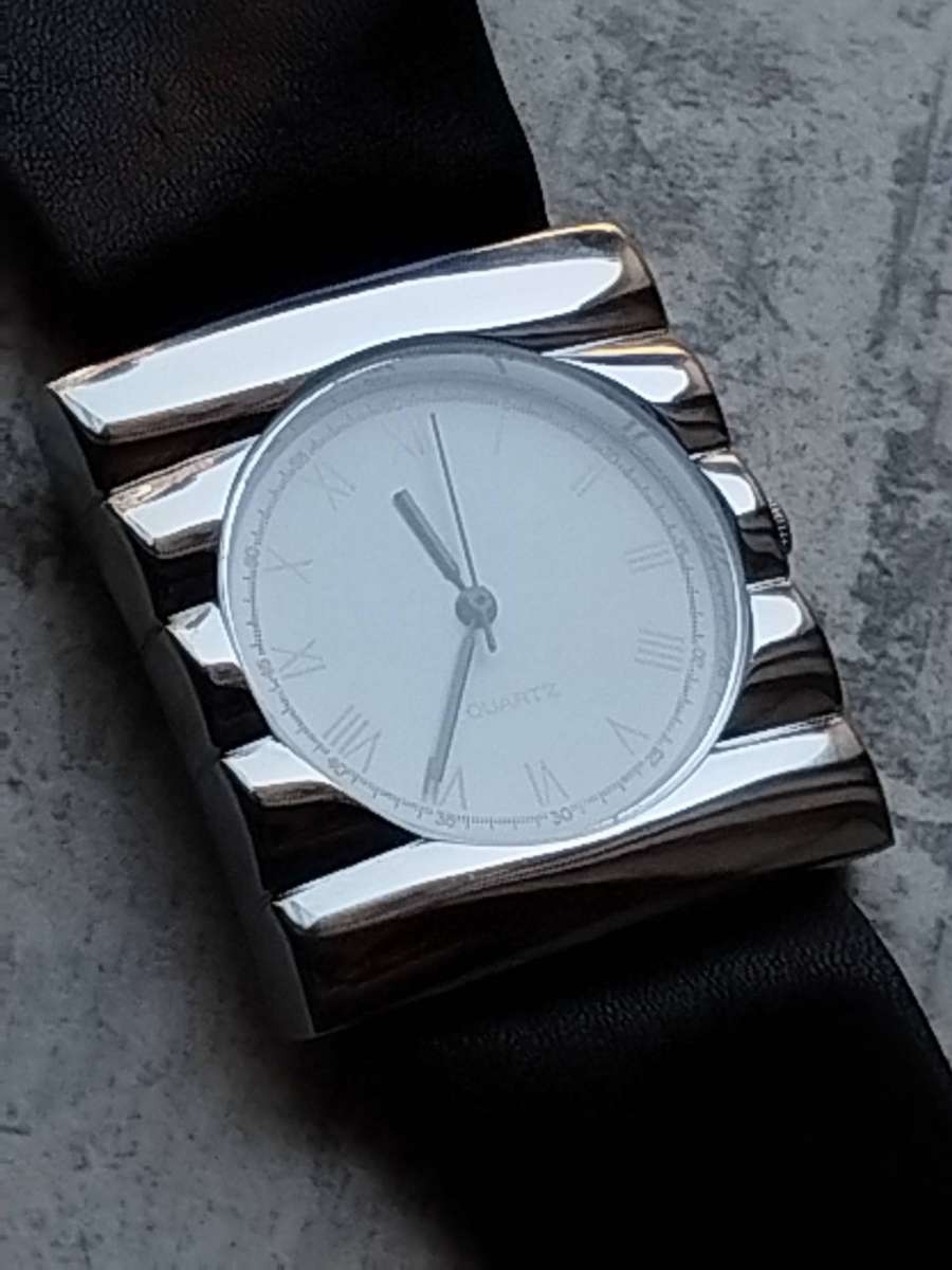 LADIES STUNNING SILVER CHROME WATCH IN EXCELLENT WORKING CONDITION