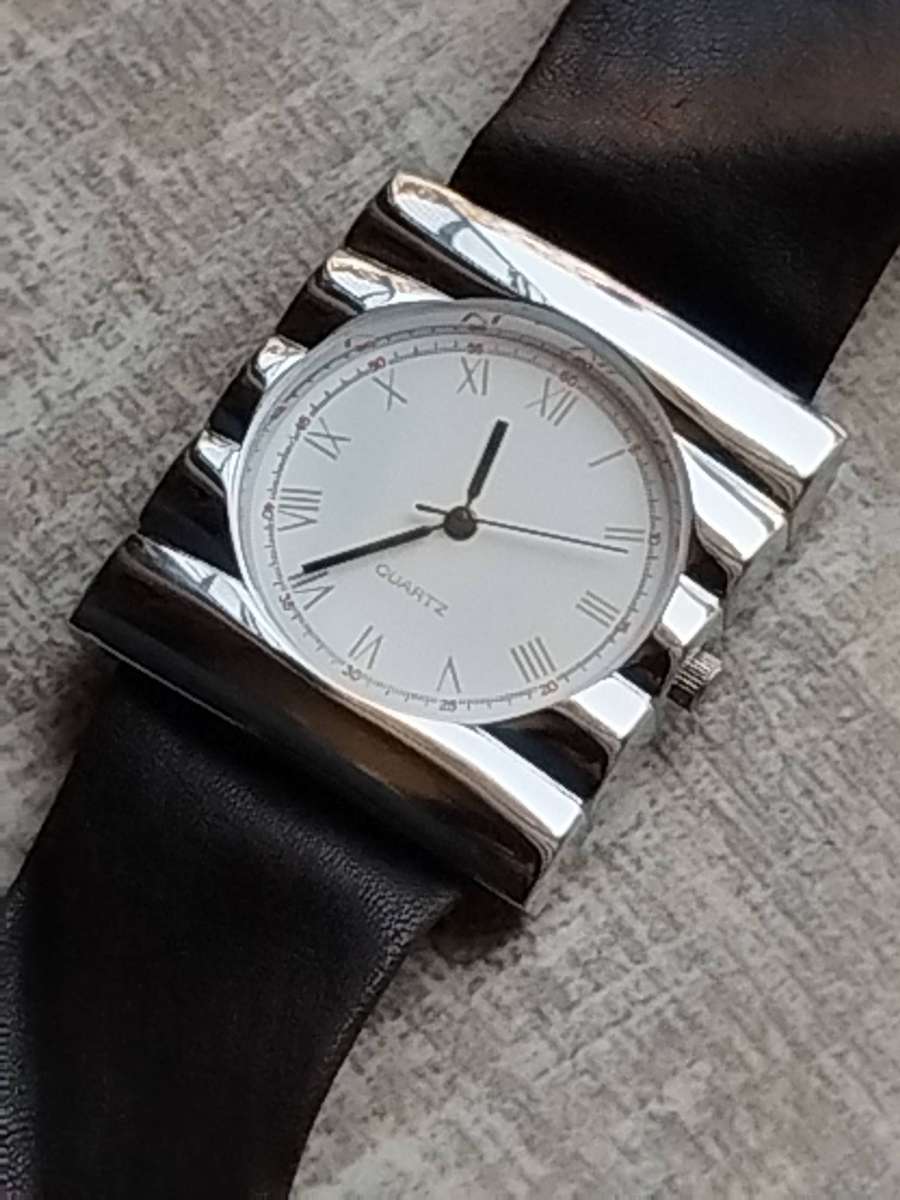 LADIES STUNNING SILVER CHROME WATCH IN EXCELLENT WORKING CONDITION