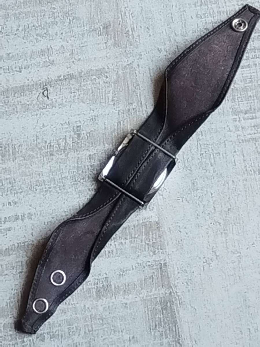 LADIES STUNNING SILVER CHROME WATCH IN EXCELLENT WORKING CONDITION