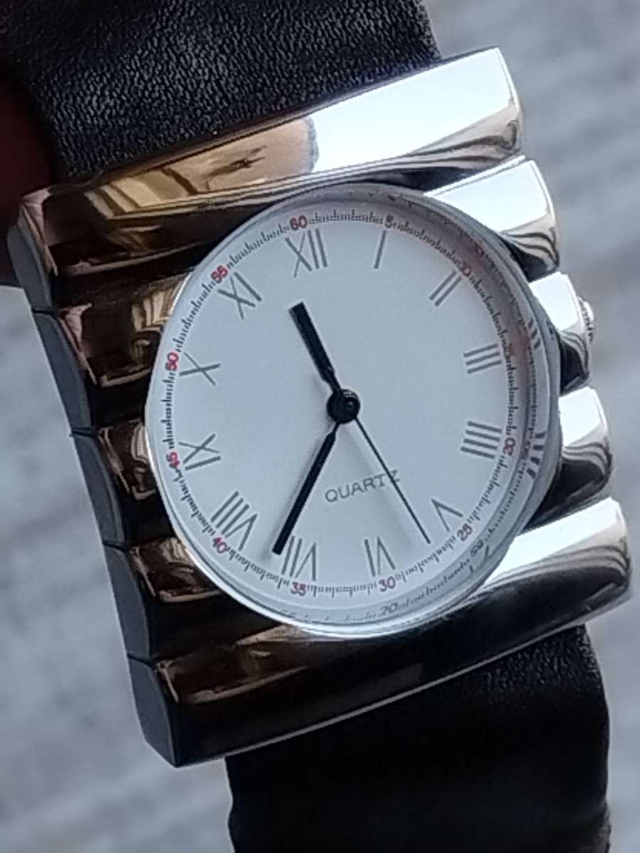 LADIES STUNNING SILVER CHROME WATCH IN EXCELLENT WORKING CONDITION