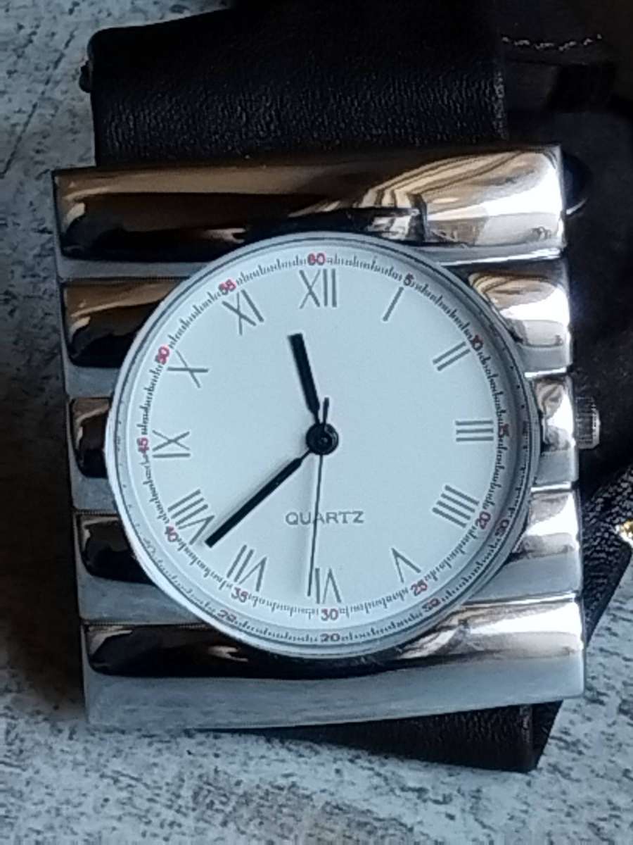 LADIES STUNNING SILVER CHROME WATCH IN EXCELLENT WORKING CONDITION