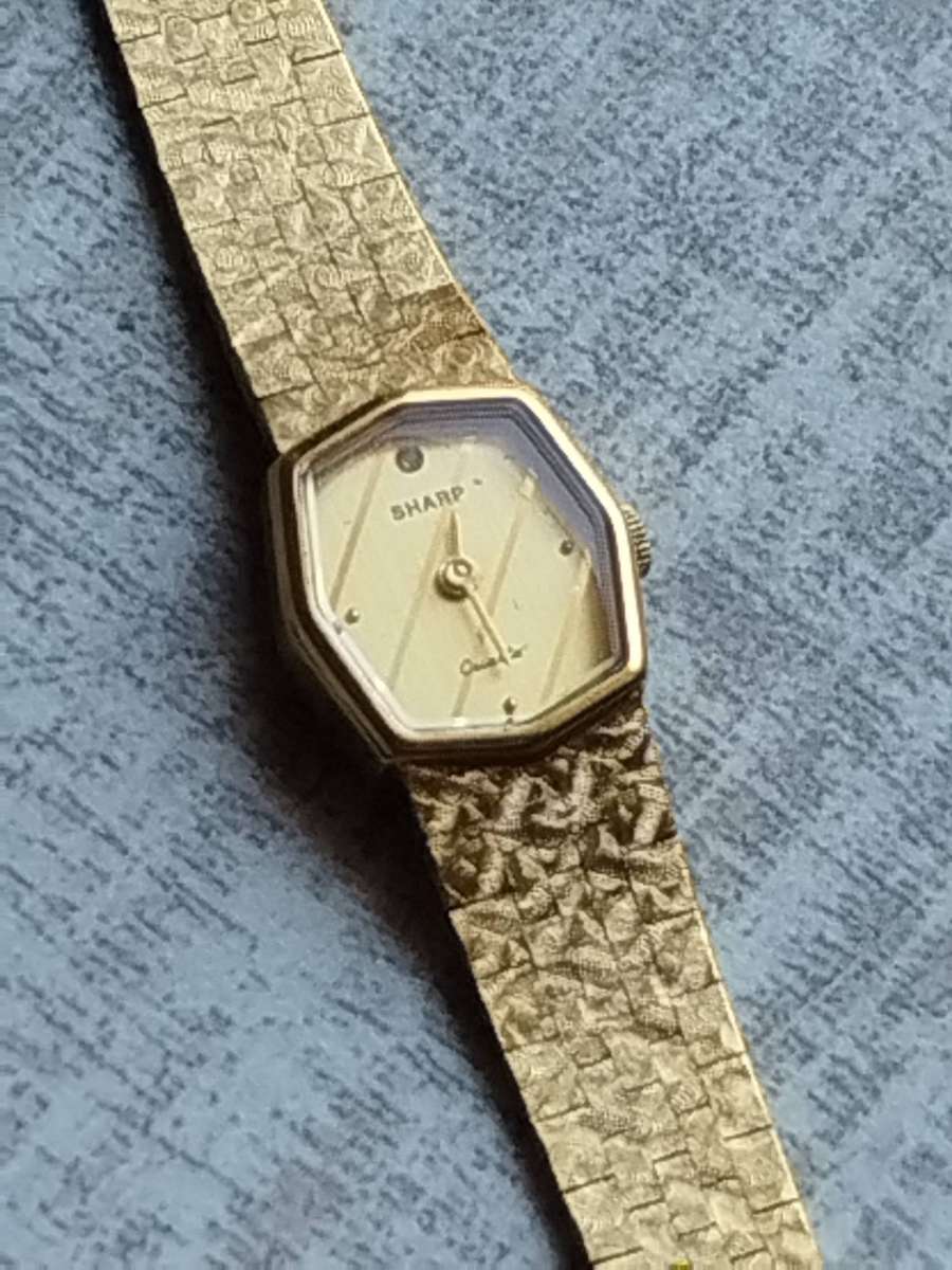 LADIES VINTAGE GOLD SHARP WATCH IN EXCELLENT WORKING CONDITION
