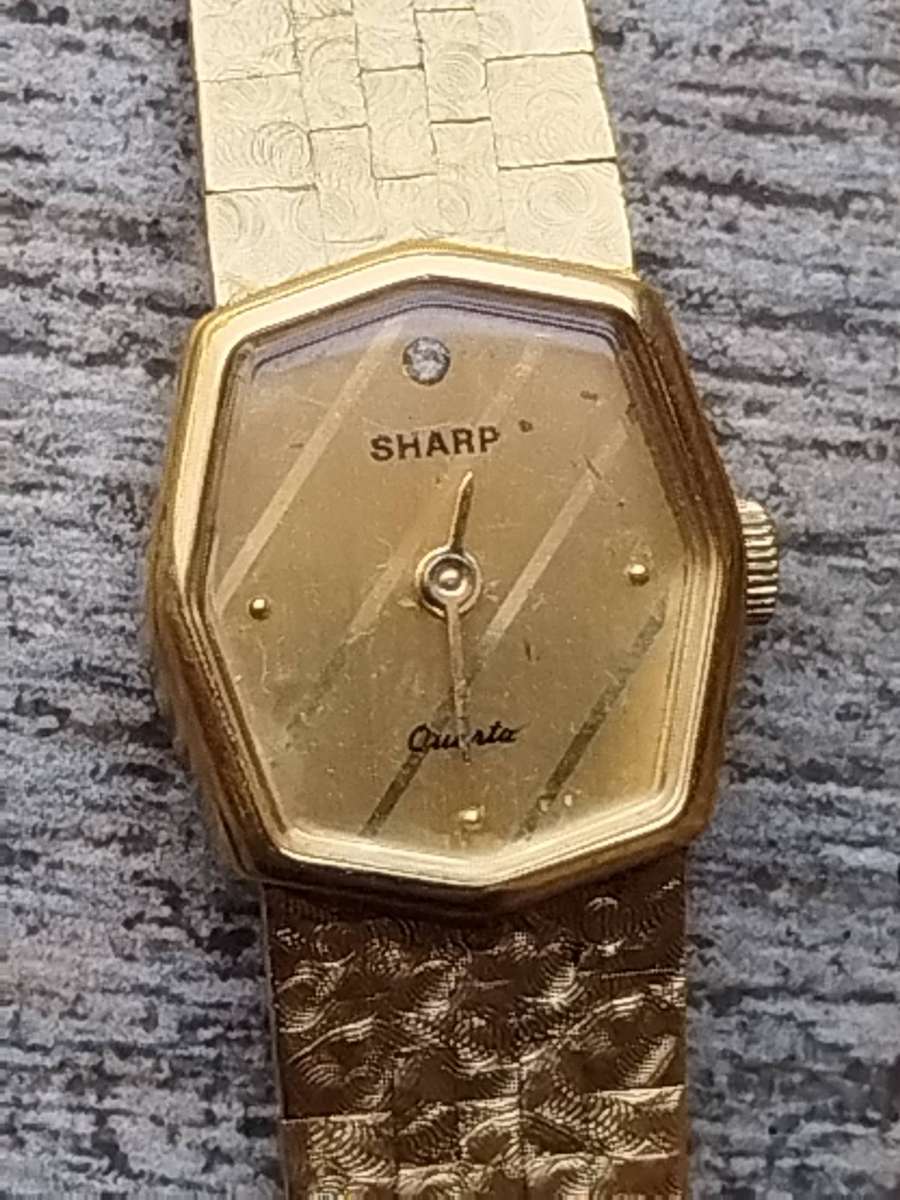 LADIES VINTAGE GOLD SHARP WATCH IN EXCELLENT WORKING CONDITION