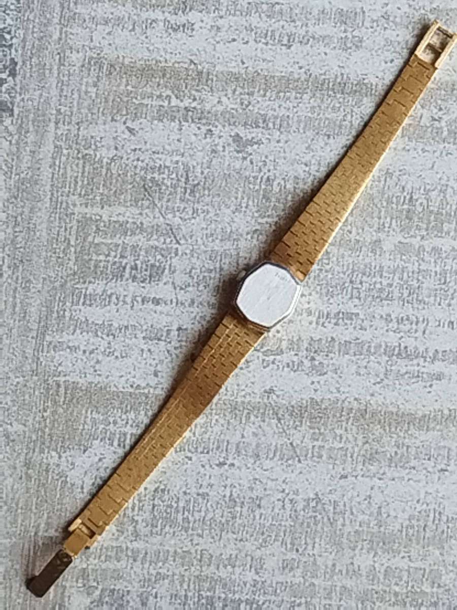 LADIES VINTAGE GOLD SHARP WATCH IN EXCELLENT WORKING CONDITION