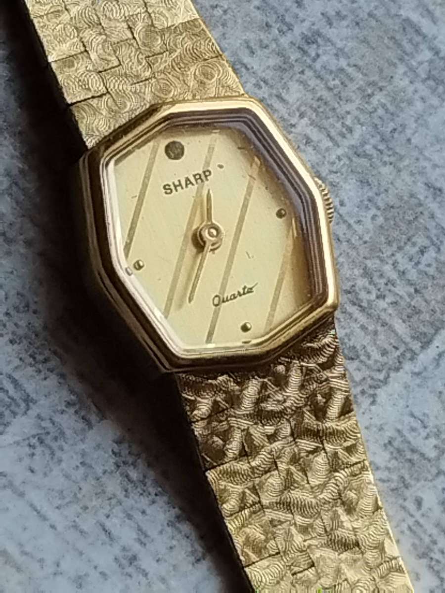 LADIES VINTAGE GOLD SHARP WATCH IN EXCELLENT WORKING CONDITION