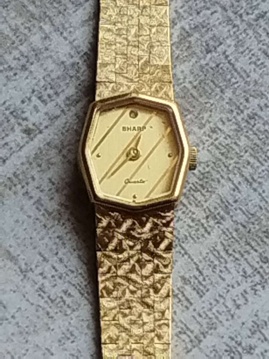 LADIES VINTAGE GOLD SHARP WATCH IN EXCELLENT WORKING CONDITION