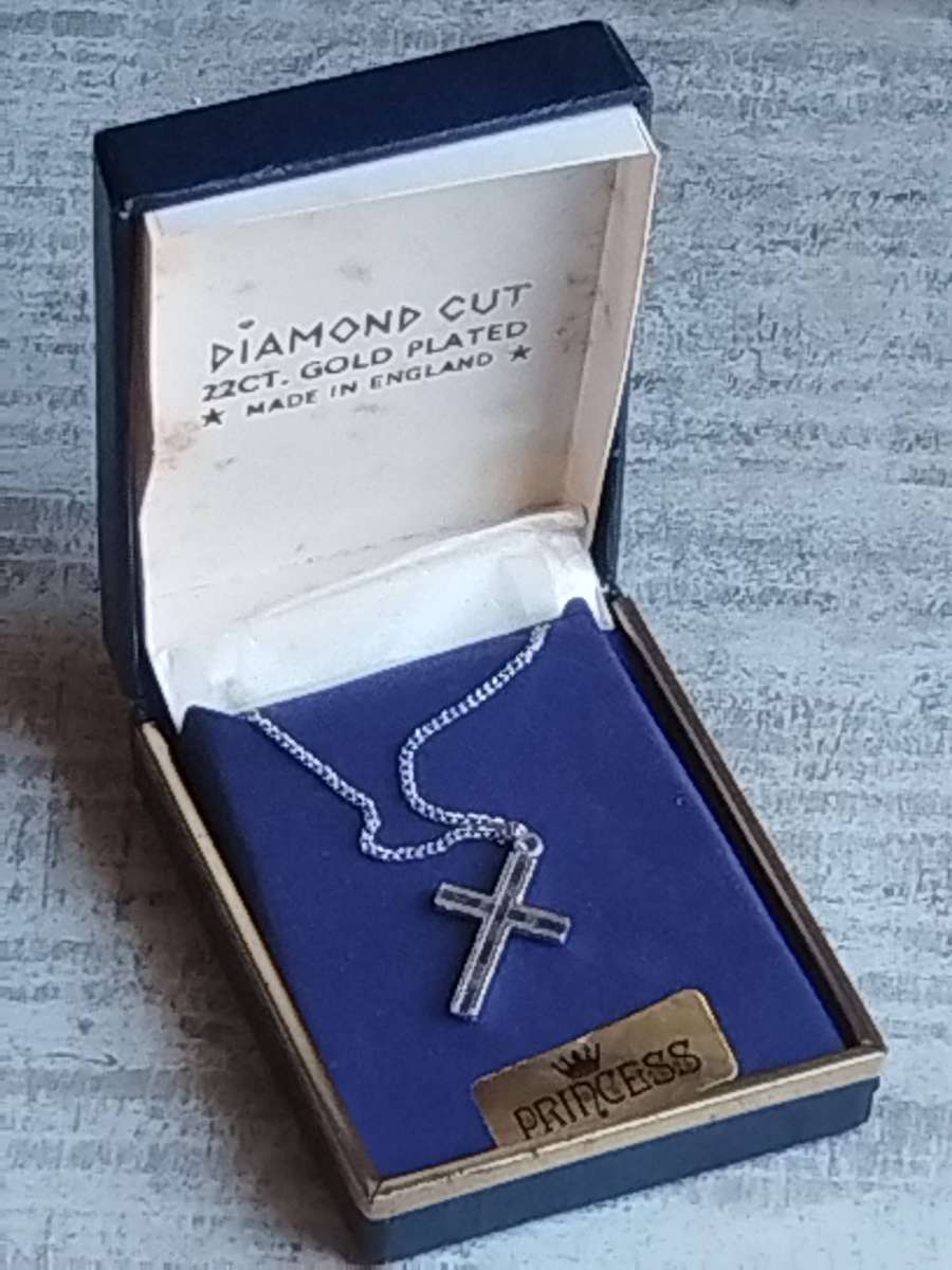 ELEGANT SILVER CHAIN AND CROSS PENDANT IN ORIGINAL DISPLAY BOX