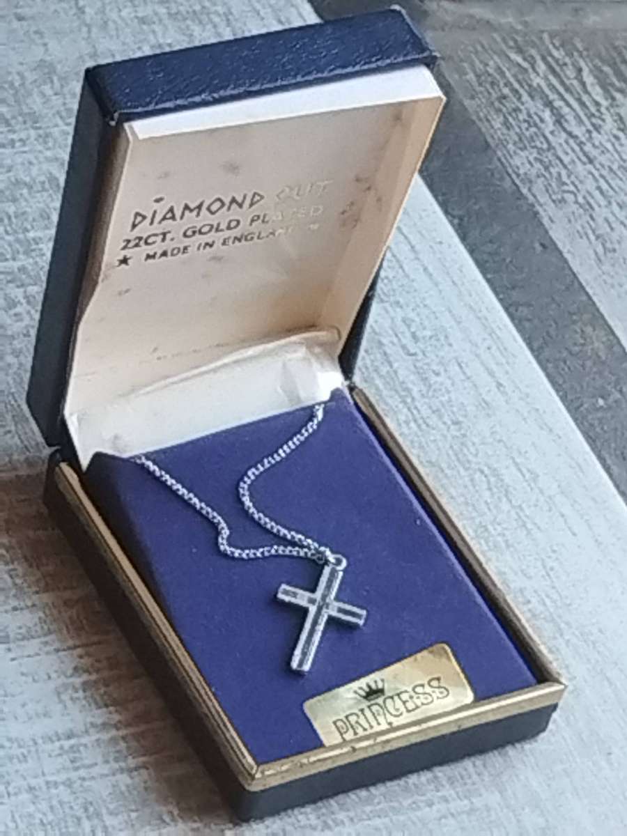 ELEGANT SILVER CHAIN AND CROSS PENDANT IN ORIGINAL DISPLAY BOX