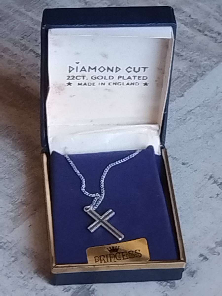 ELEGANT SILVER CHAIN AND CROSS PENDANT IN ORIGINAL DISPLAY BOX