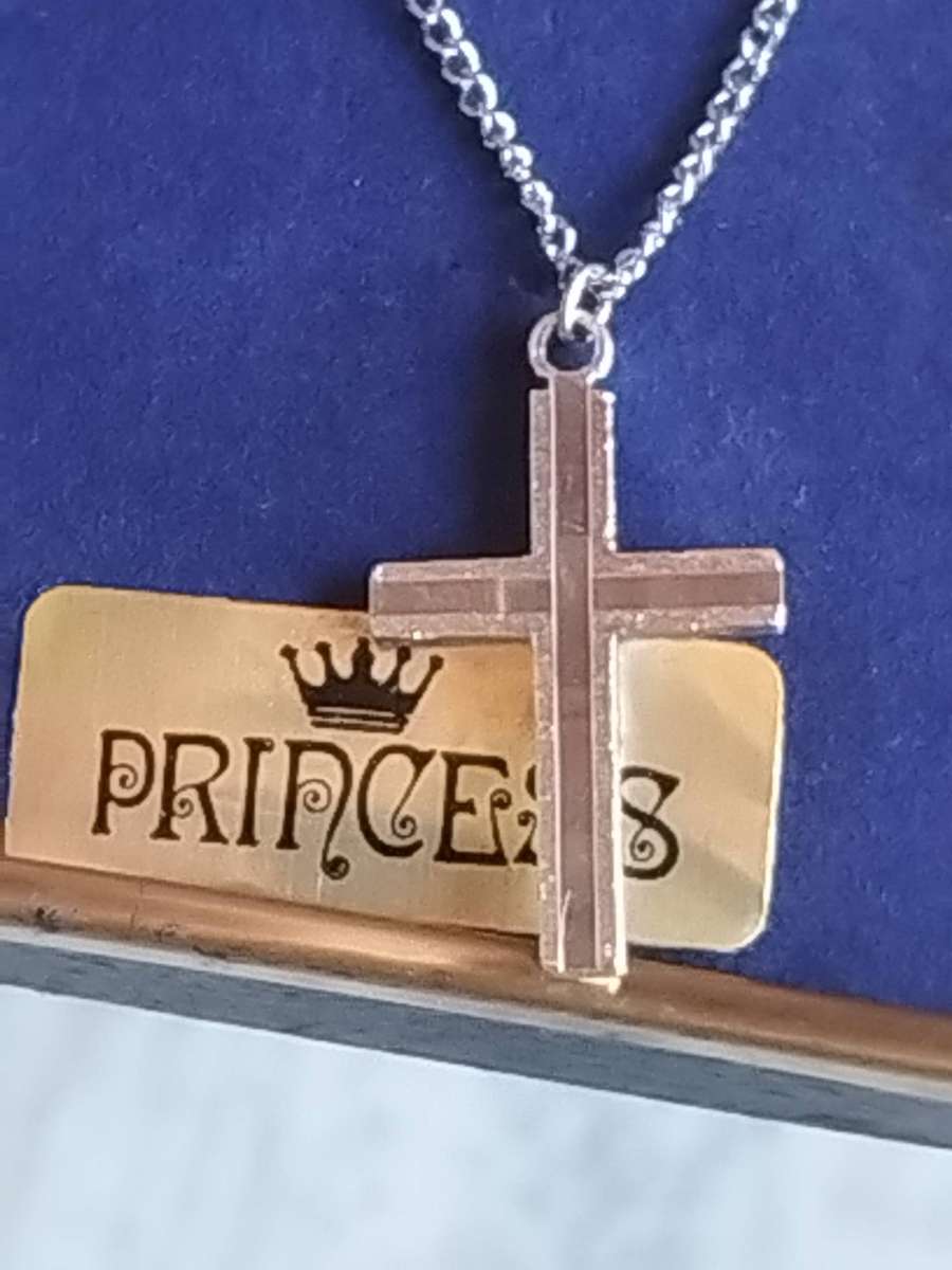 ELEGANT SILVER CHAIN AND CROSS PENDANT IN ORIGINAL DISPLAY BOX